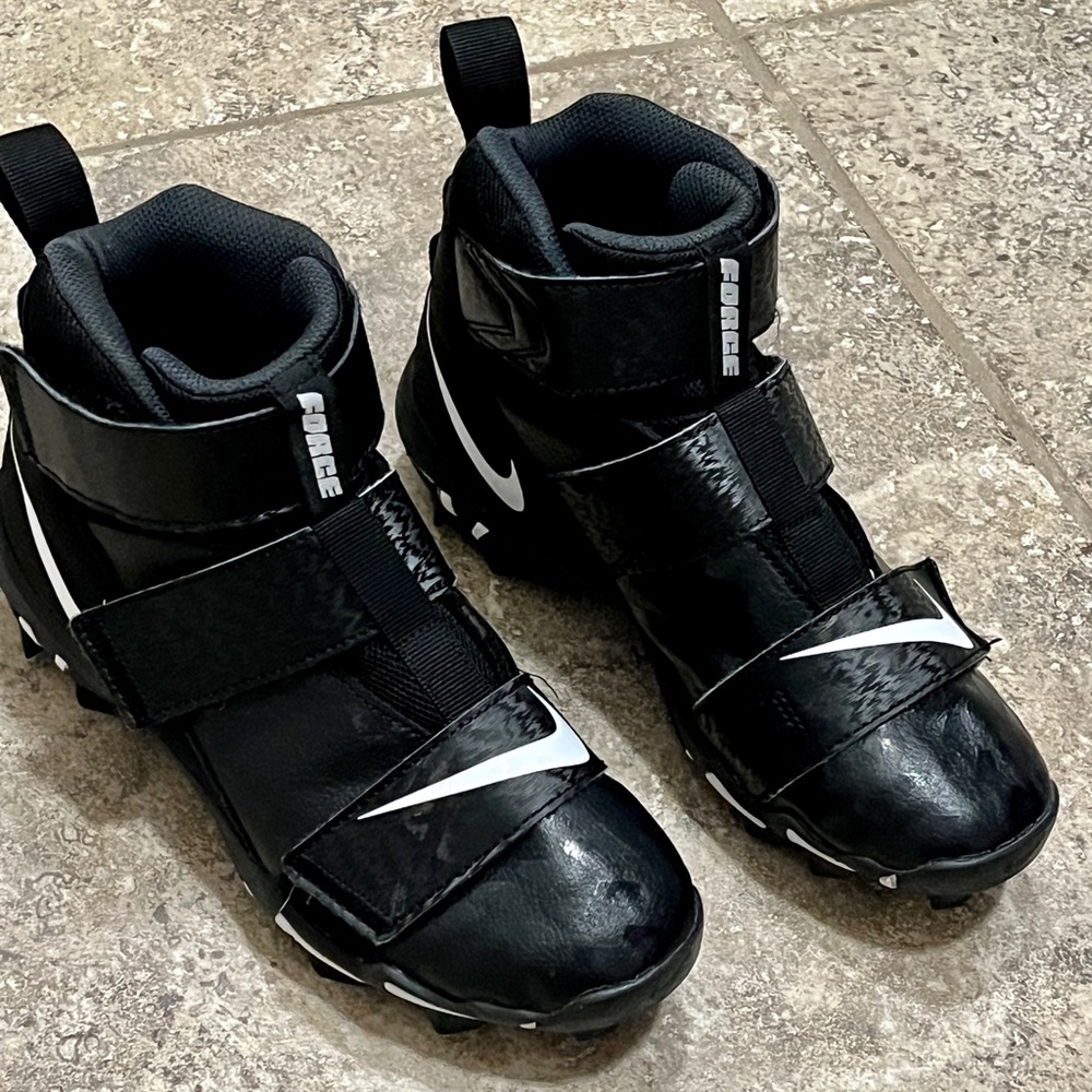 COPY - Nike Kids' Force Savage Shark 2 Mid Football Cleats Size 6 Youth
